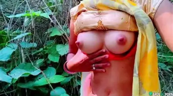Sexy Desi Bhabhi Showing Her Tight Boobs in Jungle Viral Video